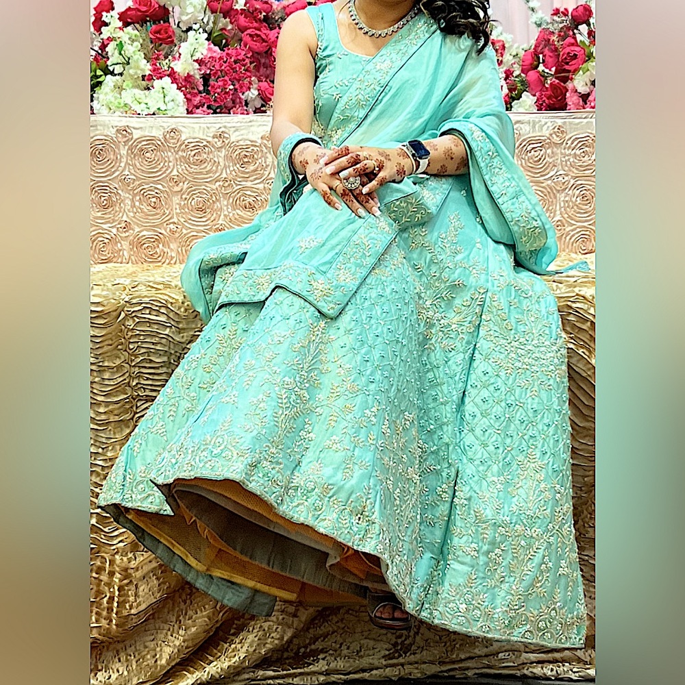 Indian wedding dress. Used for photo shouts only but looks Like brand new